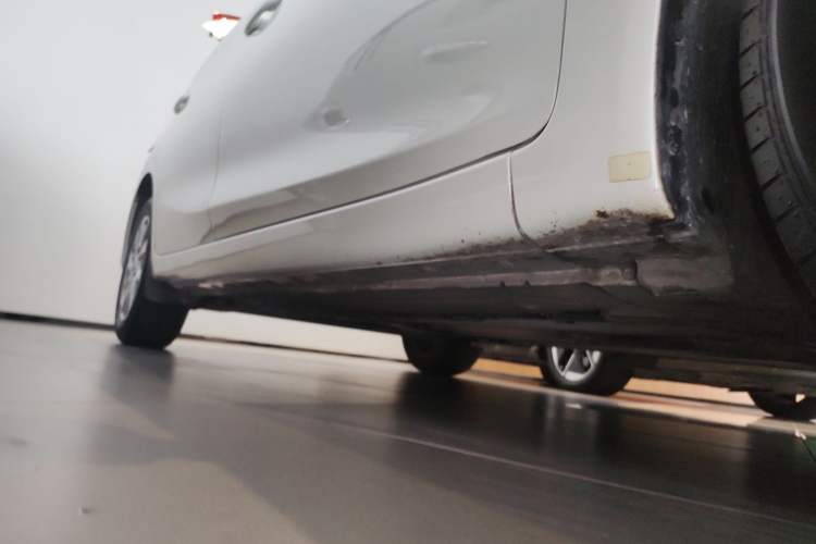 Used Nissan Tiida 2016 1.6L CVT Cool Dynamic Edition Right Side Sill
