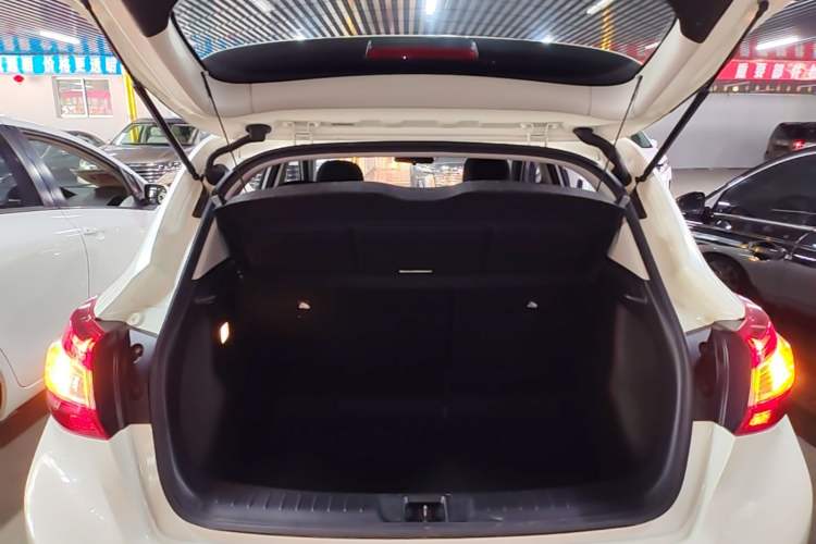 Used Nissan Tiida 2016 1.6L CVT Cool Dynamic Edition Trunk