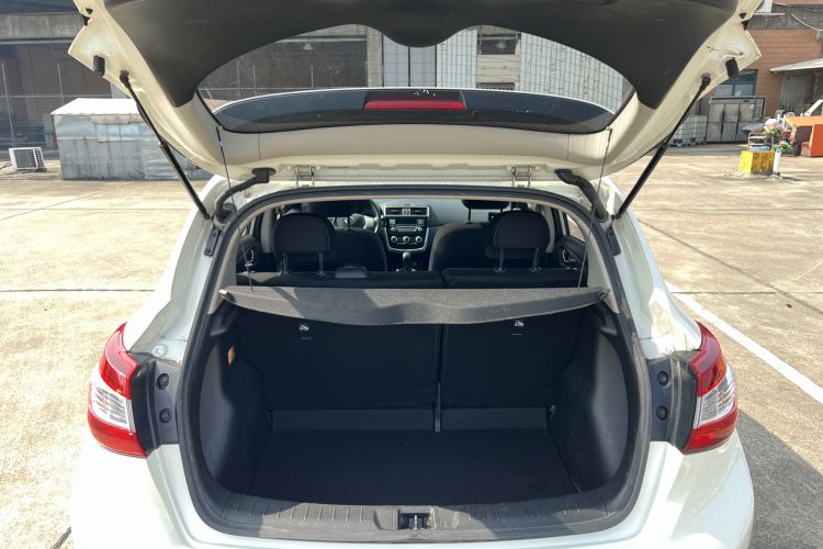 Used Nissan Tiida 2016 1.6L Manual Cool Edition Trunk