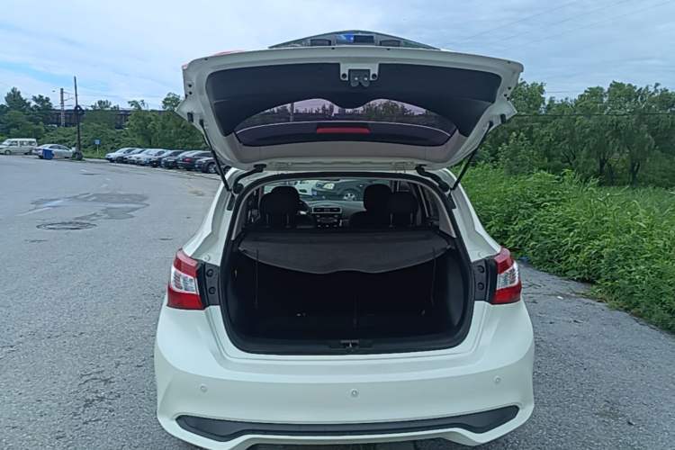 Used Nissan Tiida 2016 1.6L Manual Cool Edition Trunk