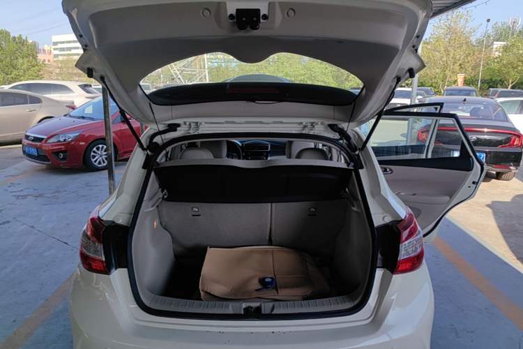 Used Nissan Tiida 2016 1.6L CVT Cool Dynamic Edition Trunk