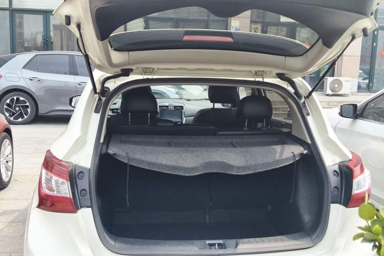 Used Nissan Tiida 2016 1.6L CVT Cool Dynamic Edition Trunk