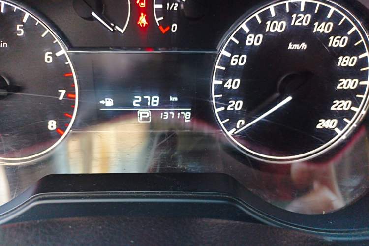 Used Nissan Tiida 2016 1.6L CVT Cool Dynamic Edition Odometer Close Up