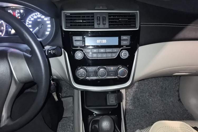 Used Nissan Tiida 2019 1.6L Manual Joyride Version China VI Standard Audio And AC Panel