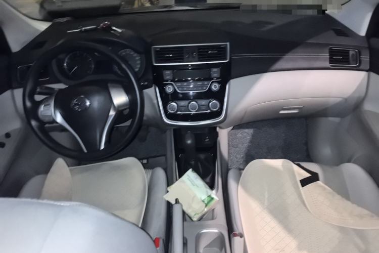 Used Nissan Tiida 2019 1.6L Manual Joyride Version China VI Standard Center Console