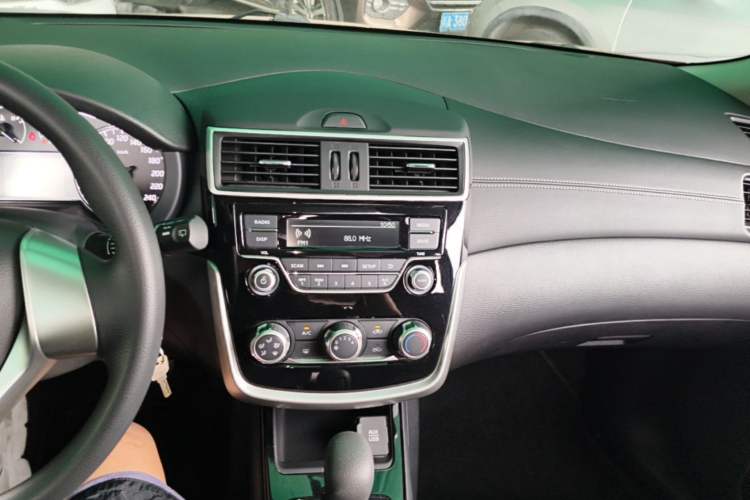 Used Nissan Tiida 2019 1.6L CVT Cool Edition China VI Standard Audio And AC Panel
