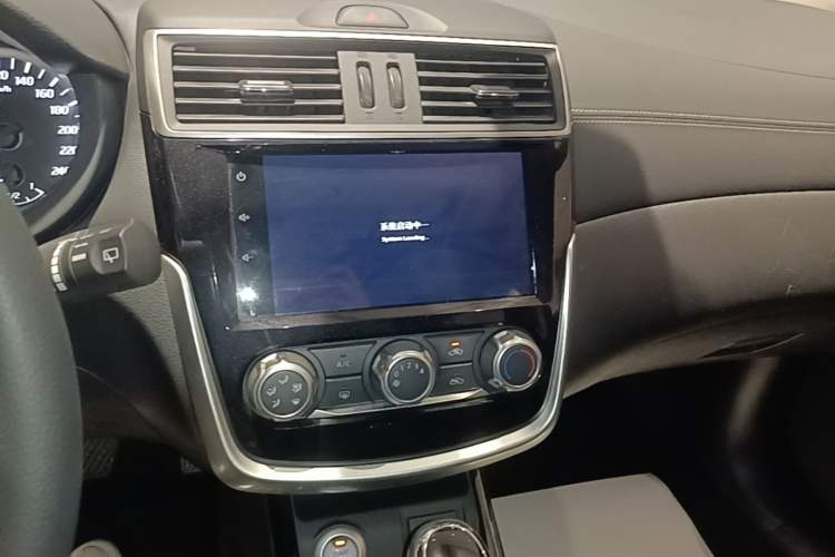 Used Nissan Tiida 2019 1.6L CVT Smart Drive Version China VI Standard Audio And AC Panel