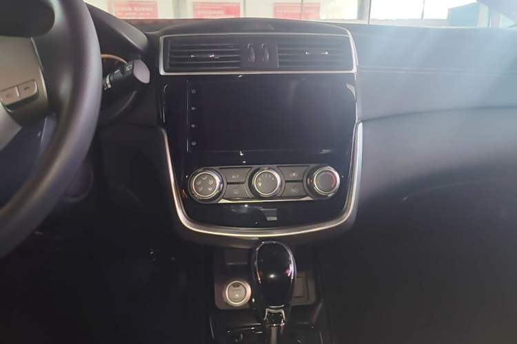 Used Nissan Tiida 2019 1.6L CVT Smart Drive Version China VI Standard Audio And AC Panel