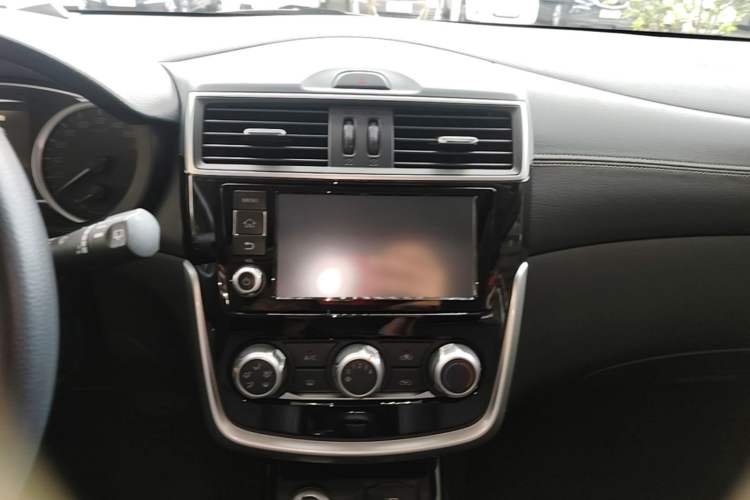 Used Nissan Tiida 2019 1.6L CVT Smart Drive Version China VI Standard Audio And AC Panel