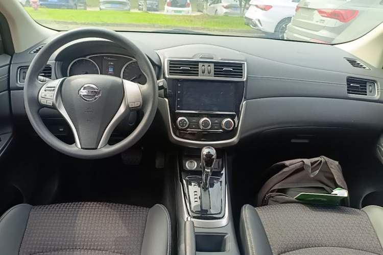 Used Nissan Tiida 2019 1.6L CVT Smart Drive Version China VI Standard Center Console