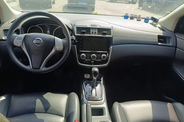 Used Nissan Tiida 2019 1.6L CVT Smart Drive Version China VI Standard Center Console
