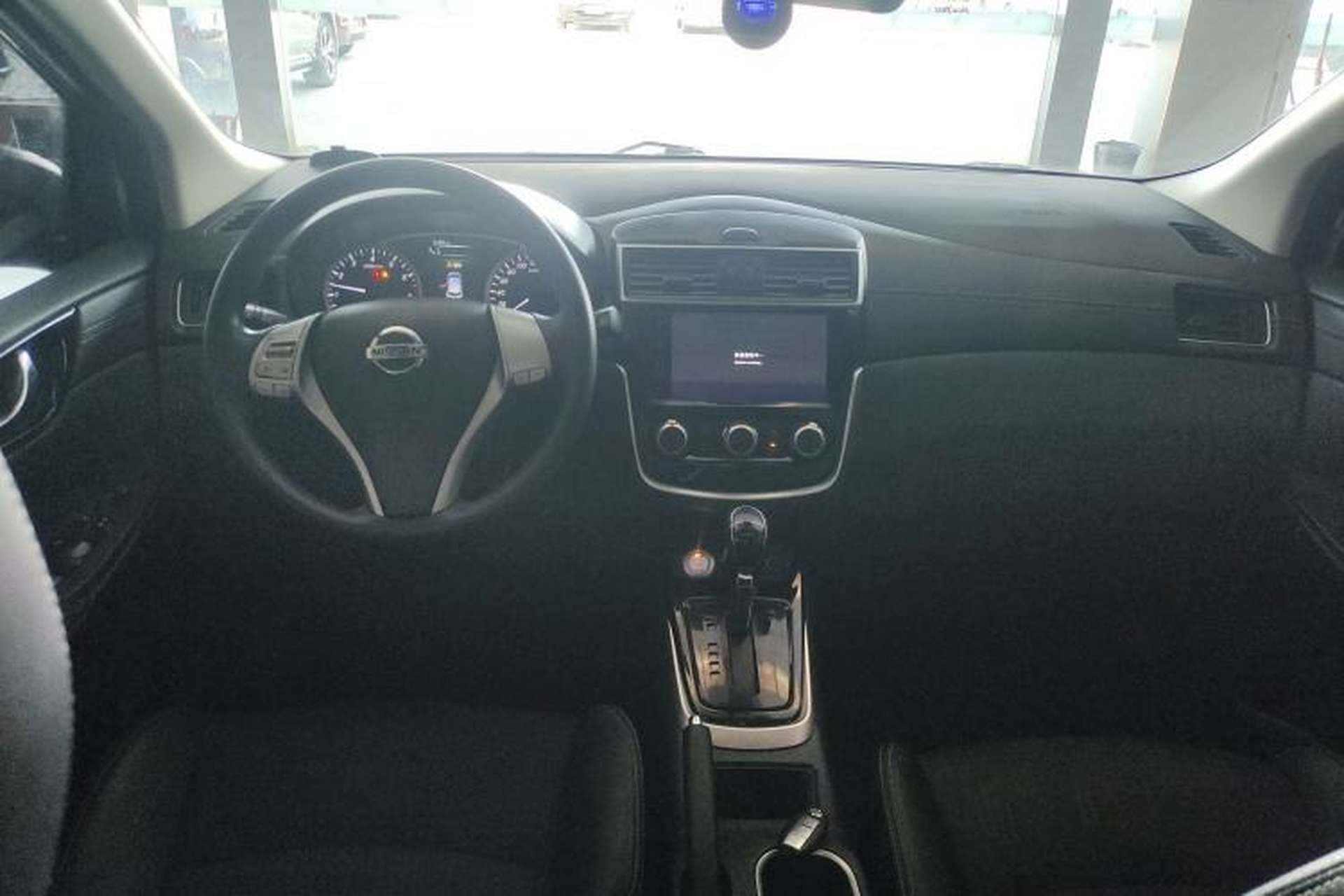 Used Nissan Tiida 2019 1.6L CVT Smart Drive Version China VI Standard Center Console