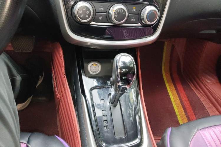 Used Nissan Tiida 2019 1.6L CVT Smart Drive Version China VI Standard Gear Lever