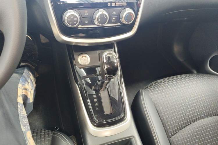 Used Nissan Tiida 2019 1.6L CVT Smart Drive Version China VI Standard Gear Lever