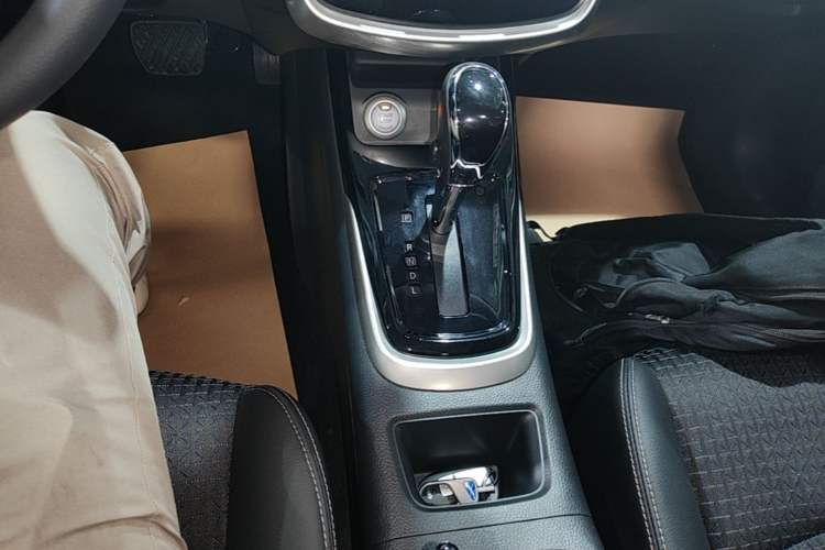Used Nissan Tiida 2019 1.6L CVT Smart Drive Version China VI Standard Gear Lever
