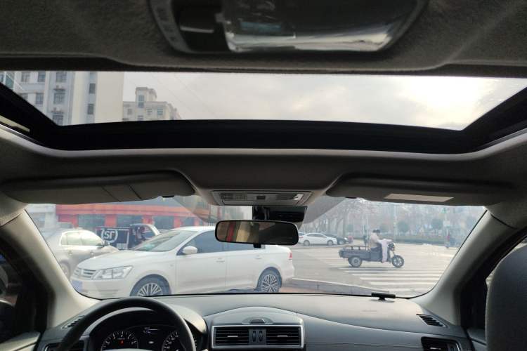 Used Nissan Tiida 2019 1.6L CVT Smart Drive Version China VI Standard Headliner