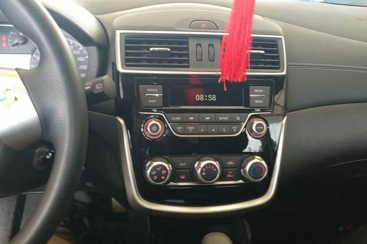 Used Nissan Tiida 2019 1.6L CVT Cool Edition China VI Standard Audio And AC Panel