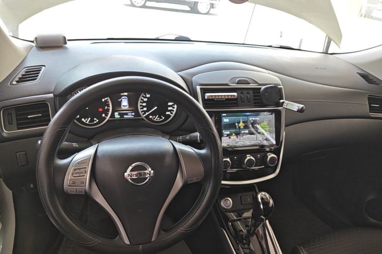 Used Nissan Tiida 2019 1.6L CVT Smart Drive Version China VI Standard Center Console