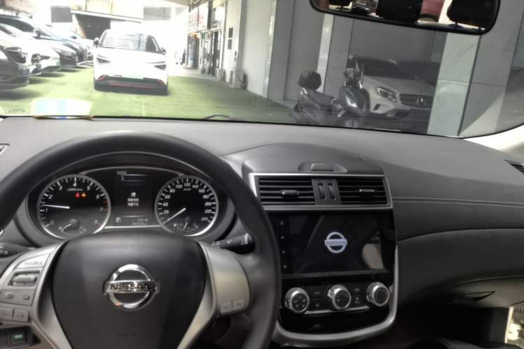 Used Nissan Tiida 2019 1.6L CVT Smart Drive Version China VI Standard Center Console