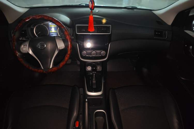Used Nissan Tiida 2019 1.6L CVT Smart Enjoyment Version China VI Standard Center Console