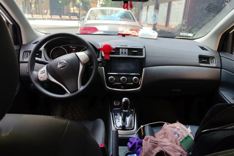 Used Nissan Tiida 2019 1.6L CVT Smart Drive Version China VI Standard Center Console