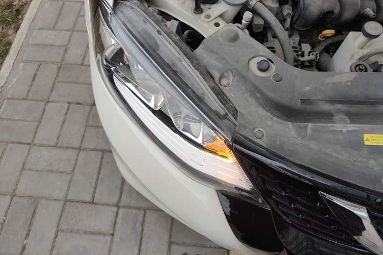 Used Nissan Tiida 2019 1.6L CVT Smart Drive Version China VI Standard Engine Bay Right