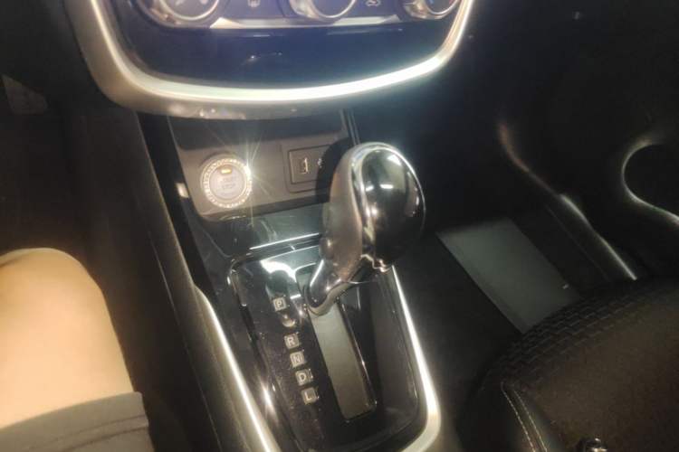 Used Nissan Tiida 2019 1.6L CVT Smart Drive Version China VI Standard Gear Lever