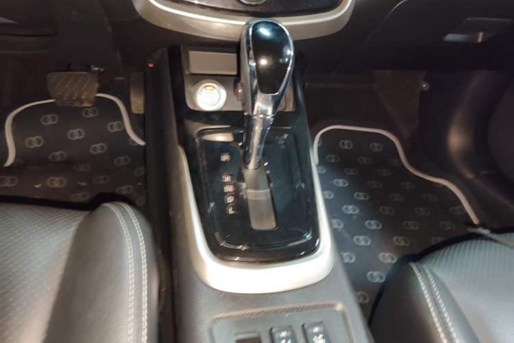Used Nissan Tiida 2019 1.6L CVT ZhiZun Edition China VI standard Gear Lever
