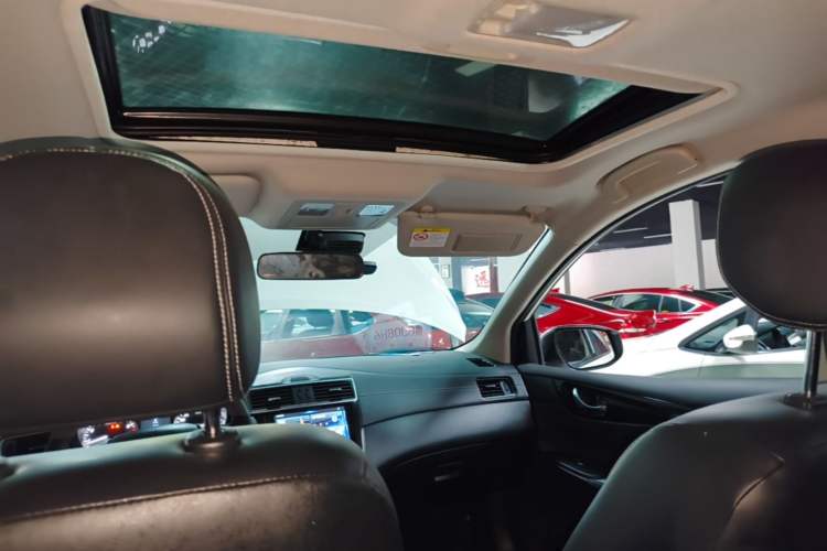 Used Nissan Tiida 2019 1.6L CVT ZhiZun Edition China VI standard Headliner