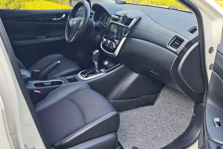 Used Nissan Tiida 2019 1.6L CVT Smart Drive Version China VI Standard Interior 5
