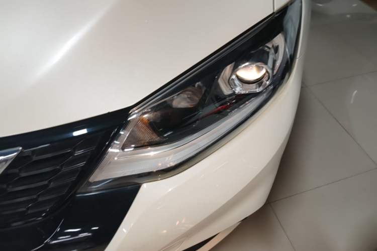 Used Nissan Tiida 2019 1.6L CVT ZhiZun Edition China VI standard Left Front Headlight