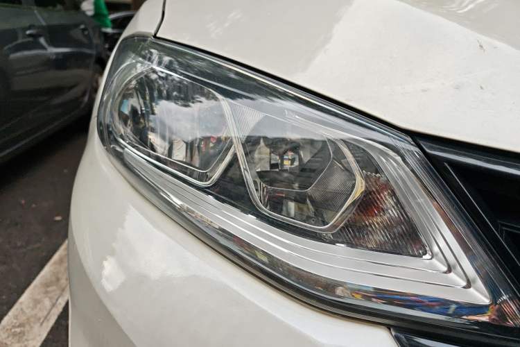 Used Nissan Tiida 2019 1.6L CVT Cool Dynamic Version China V Standard Right Front Headlight