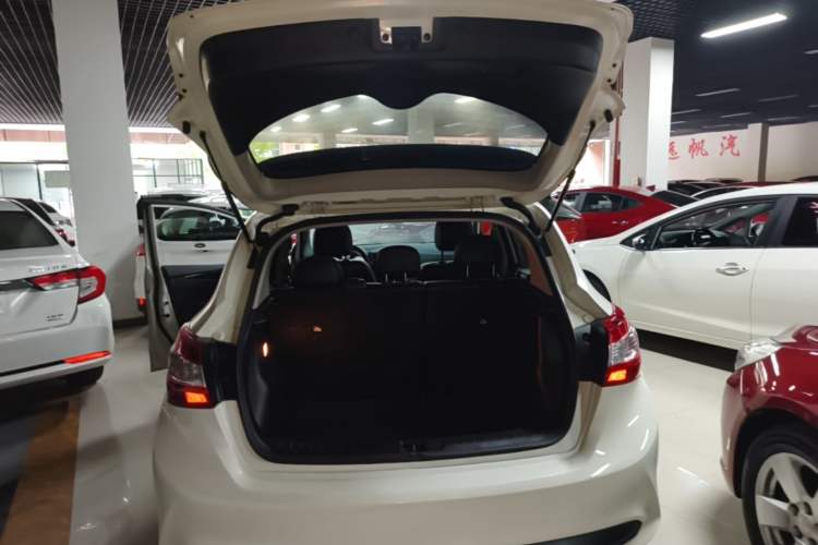 Used Nissan Tiida 2019 1.6L CVT ZhiZun Edition China VI standard Trunk