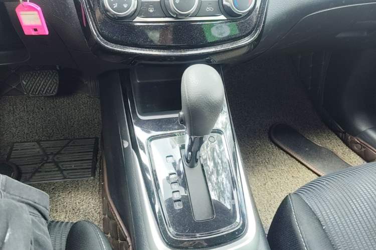 Used Nissan Tiida 2020 1.6L CVT Cool Edition Gear Lever