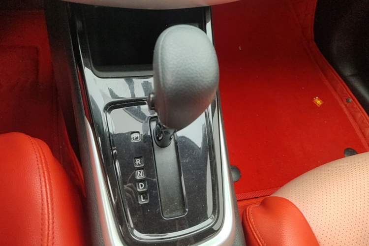Used Nissan Tiida 2020 1.6L CVT Cool Edition Gear Lever