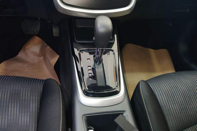 Used Nissan Tiida 2020 1.6L CVT Cool Edition Gear Lever