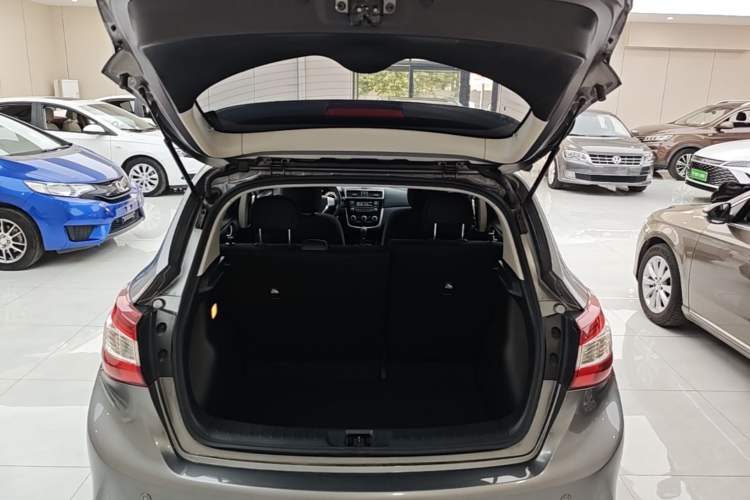 Used Nissan Tiida 2021 1.6L CVT Cool Edition Trunk