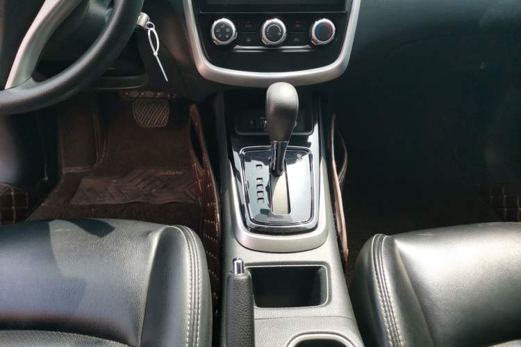 Used Nissan Tiida 2021 1.6L CVT Cool Edition Gear Lever