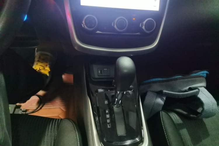 Used Nissan Tiida 2021 1.6L CVT Cool Edition Gear Lever