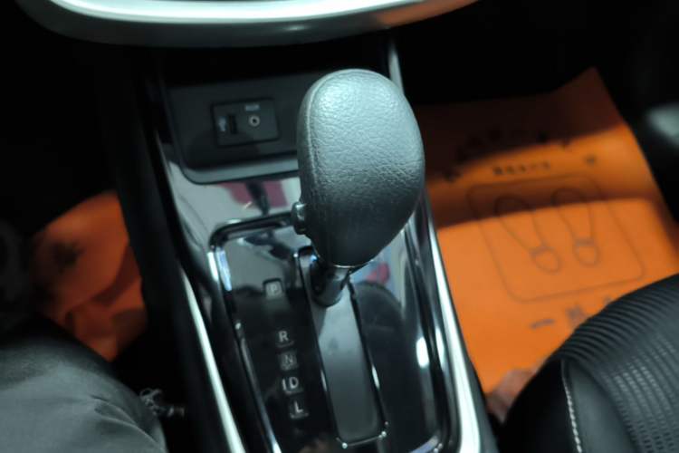 Used Nissan Tiida 2021 1.6L CVT Cool Edition Gear Lever