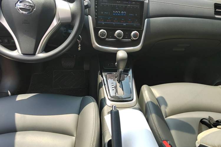 Used Nissan Tiida 2021 1.6L CVT Cool Edition Gear Lever