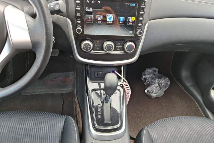 Used Nissan Tiida 2021 1.6L CVT Cool Edition Gear Lever