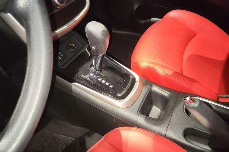 Used Nissan Tiida 2021 1.6L CVT Cool Edition Gear Lever