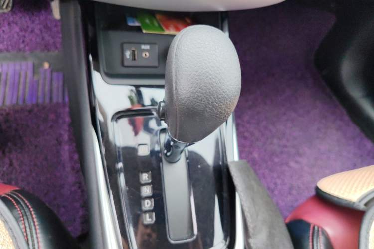 Used Nissan Tiida 2021 1.6L CVT Cool Edition Gear Lever