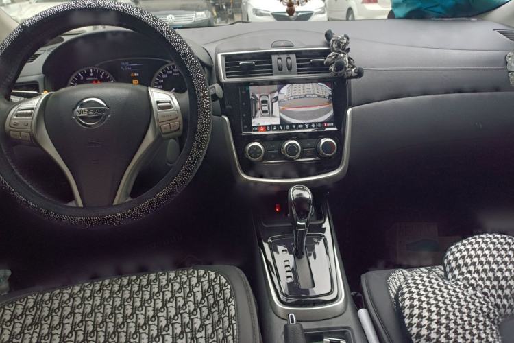 Used Nissan Tiida 2023 1.6L CVT Cool Dynamic Edition Center Console
