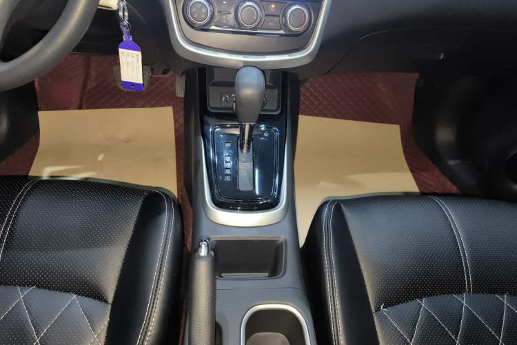 Used Nissan Tiida 2023 1.6L CVT Cool Dynamic Edition Gear Lever