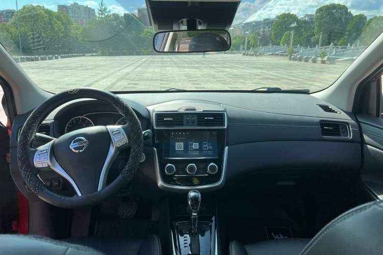 Used Nissan Tiida 2024 1.6L CVT Cool Dynamic Edition Center Console
