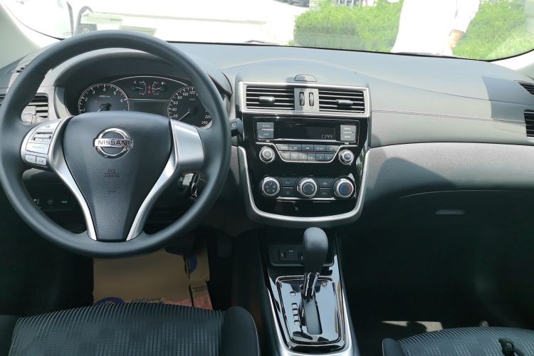 Used Nissan Tiida 2024 1.6L CVT Cool Dynamic Edition Center Console