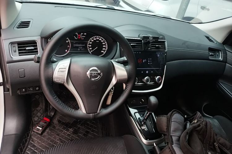 Used Nissan Tiida 2024 1.6L CVT Cool Dynamic Edition Center Console