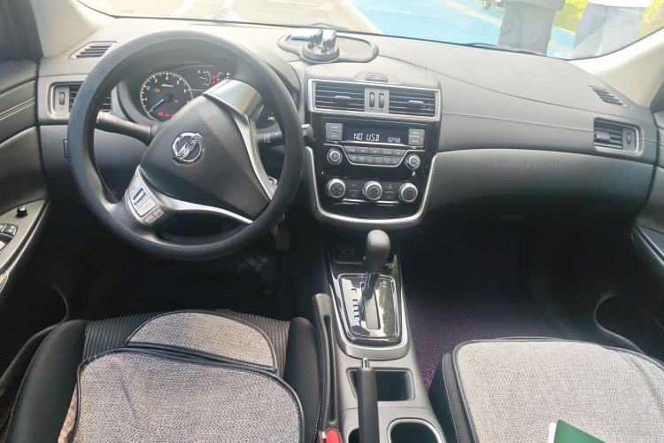 Used Nissan Tiida 2024 1.6L CVT Cool Dynamic Edition Center Console